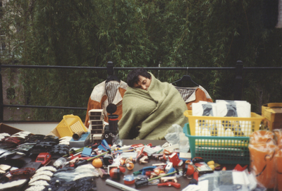 605839 Afbeelding van een in slaap gevallen verkoper op de vrijmarkt tijdens Koninginnedag te Utrecht.